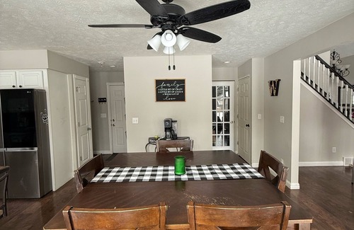 Mentor Casa | Spacious 5-bedroom pet friendly house in Mentor with hot tub & fitness room