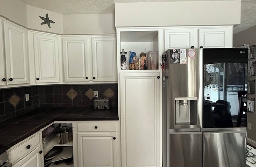 Mentor Casa | Spacious 5-bedroom pet friendly house in Mentor with hot tub & fitness room