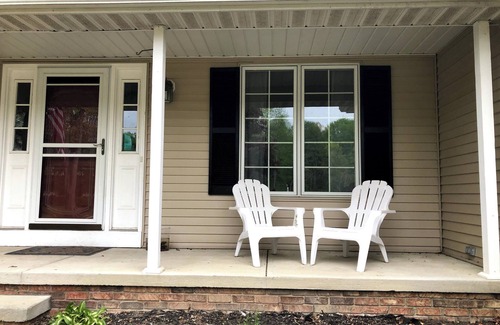 Mentor Casa | Spacious 5-bedroom pet friendly house in Mentor with hot tub & fitness room