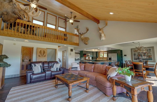 Flora Vista Casa | Spacious 5-bedroom House with WiFi and Central AC in Quiet Flora Vista