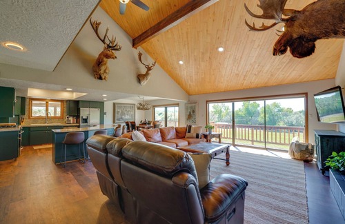 Flora Vista Casa | Spacious 5-bedroom House with WiFi and Central AC in Quiet Flora Vista