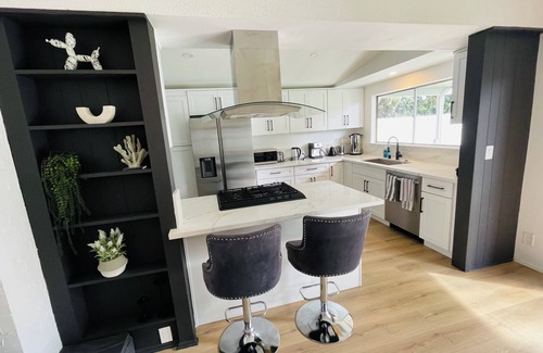 Reseda Casa | Spacious 5-bedroom house in marvelous Los Angeles with WiFi, AC