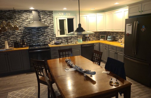 Ewell Casa | Spacious 5-bedroom house with WiFi, AC and private dock on charming Smith Island