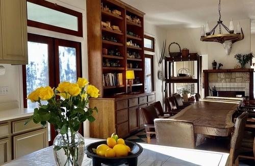 Three Rivers Cabina | Spacious 5-bedroom Lodge nestled at the Gateway to the Sequoias.