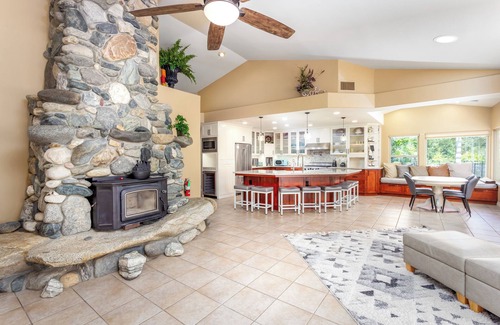 Three Rivers Casa | Spacious 5-bedroom house in awesome Three Rivers with AC, fitness room, WiFi