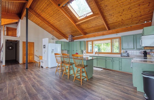 Sidney Casa | Spacious 5-bedroom waterfront house in lovely Sidney with WiFi, AC