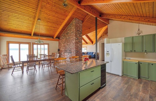 Sidney Casa | Spacious 5-bedroom waterfront house in lovely Sidney with WiFi, AC