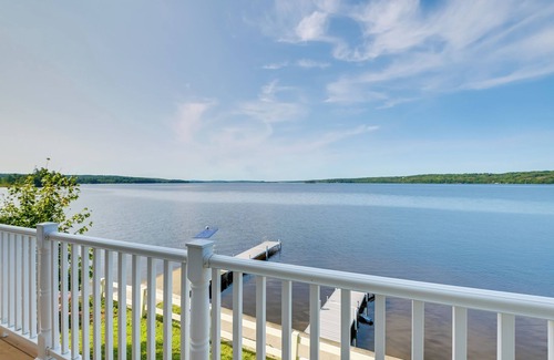 Sidney Casa | Spacious 5-bedroom waterfront house in lovely Sidney with WiFi, AC