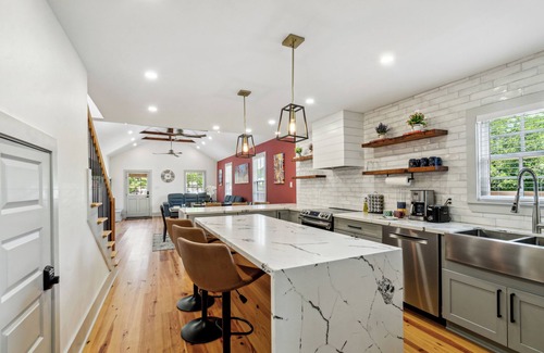 Irish Channel Casa | Spacious 5 BR 3.5 bath w private backyard