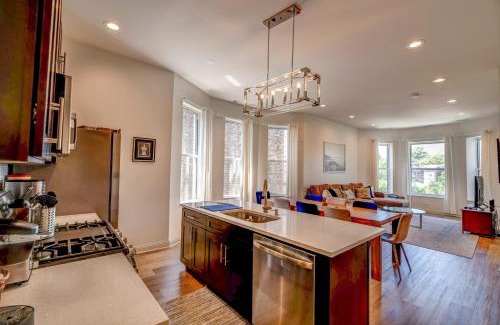 North Lawndale Apartamento | Spacious 5-BR Apt next to transit Free Parking