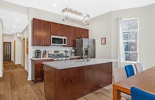 North Lawndale Apartamento | Spacious 5-BR Apt next to transit Free Parking