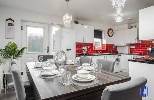 Openshaw Casa | Spacious 5 BR Home Nr Etihad Stadium - Pool Table