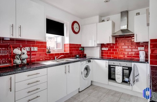 Openshaw Casa | Spacious 5 BR Home Nr Etihad Stadium - Pool Table