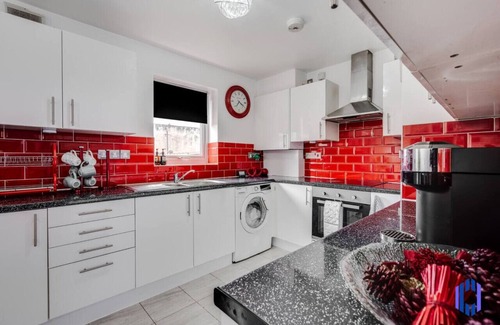 Openshaw Casa | Spacious 5 BR Home Nr Etihad Stadium - Pool Table