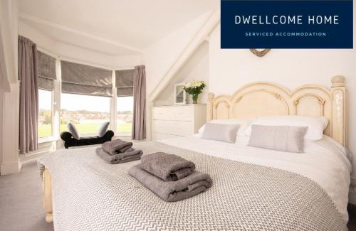 Westoe Apartamento | Spacious 5 Double Bedroom 6 Beds Townhouse 2 Bathrooms, Ideal for long term contractor, etc stays, 15 mins drive to Nissan, 10 mins walk to metro station - see our site for assurance