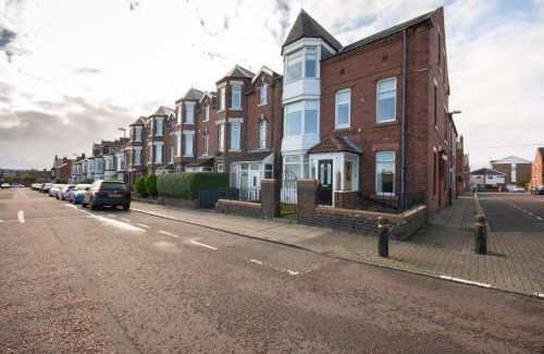 Westoe Apartamento | Spacious 5 Double Bedroom 6 Beds Townhouse 2 Bathrooms, Ideal for long term contractor, etc stays, 15 mins drive to Nissan, 10 mins walk to metro station - see our site for assurance