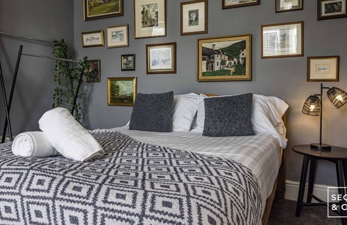 Mapperley Casa | Spacious 5 double bedroom house with free parking and a garden.