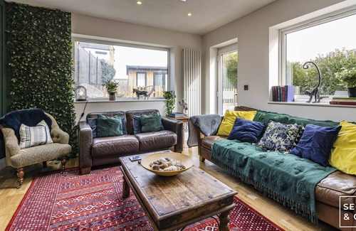 Mapperley Casa | Spacious 5 double bedroom house with free parking and a garden.