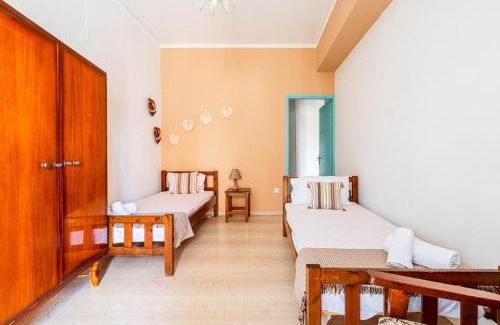 Poros Apartamento | Spacious 5-Person Apartment by Alecos Studios
