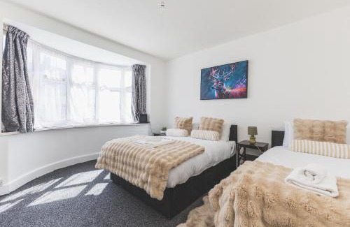 Cranford Casa | Spacious 5BD Home with Garden and Parking at Hounslow