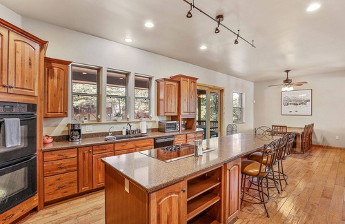 Ponderosa Trails Casa | Relax and Enjoy: Travertine Retreat in the Pines!