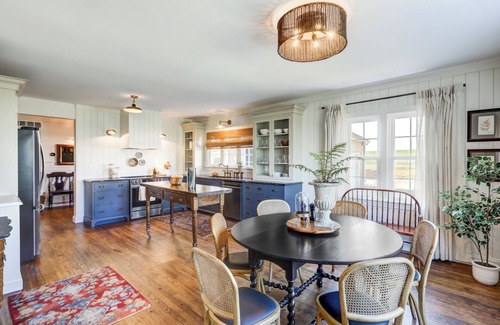 Gordonville Casa | Spacious 5bdrm house with AC and WiFi /Family Friendly/Fire Pit /HOT TUB