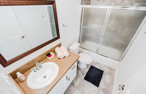 Los Angeles Apartamento | Spacious 5BR 3BA Home with Free Parking and WiFi 10 Minutes to Downtown LA Perfect for Large Groups