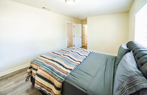 Los Angeles Apartamento | Spacious 5BR 3BA Home with Free Parking and WiFi 10 Minutes to Downtown LA Perfect for Large Groups