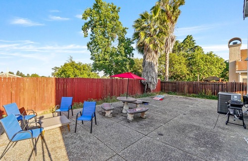 Elk Grove Casa | Spacious 5BR 3BR w Pool Table, Air Hockey, Games and more!