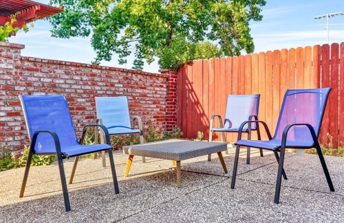 Elk Grove Casa | Spacious 5BR 3BR w Pool Table, Air Hockey, Games and more!