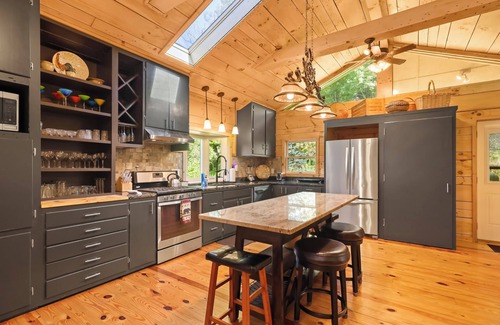 Newland Casa | Spacious 5BR/4BA/1 level home on 8 acres w/ Stunning Views, Hot Tub & Fire Pit