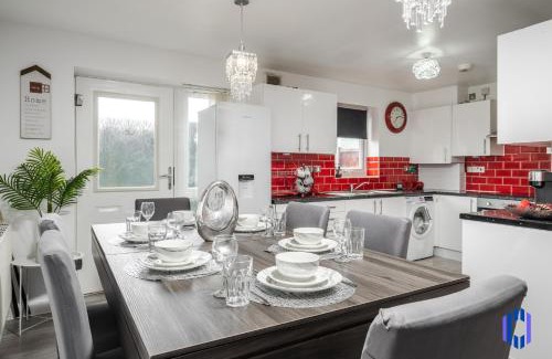 Openshaw Casa | Spacious 5BR - Coop Live & Etihad - Pool Table
