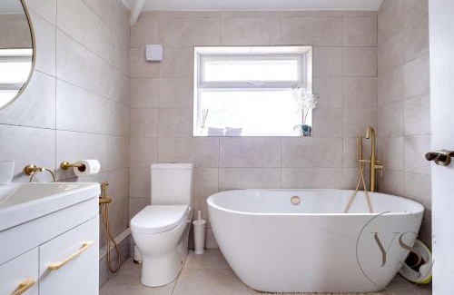 Wednesbury Casa | Spacious 5BR Home in 113 Park Lane with Free Parking Near M6 and Walsall Town Centre