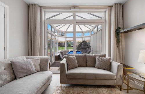 Wednesbury Casa | Spacious 5BR Home in 113 Park Lane with Free Parking Near M6 and Walsall Town Centre