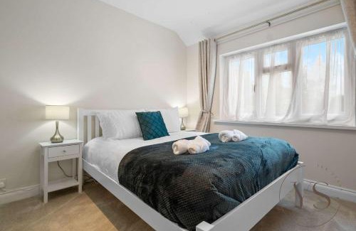 Wednesbury Casa | Spacious 5BR Home in 113 Park Lane with Free Parking Near M6 and Walsall Town Centre