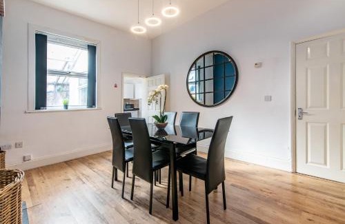 Derby Casa | Spacious 5BR House in Central Derby - Near Amenities