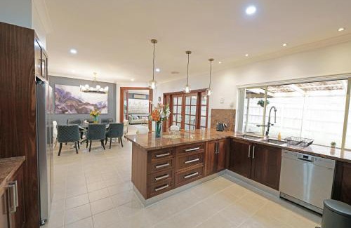 Hallam Casa | Spacious 5BR House in Hallam near Bunjil Place