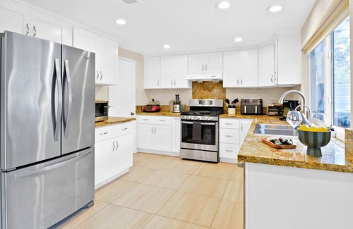 Hacienda Heights Casa | Sunny Meadow Villa King Bed