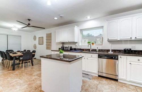North San Antonio - SAT Casa | Spacious 5BR Retreat w/ Pool, Hot Tub, Game Room & Pool Table - Sleeps 14