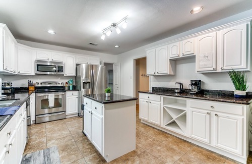 North San Antonio - SAT Casa | Spacious 5BR Retreat w/ Pool, Hot Tub, Game Room & Pool Table - Sleeps 14