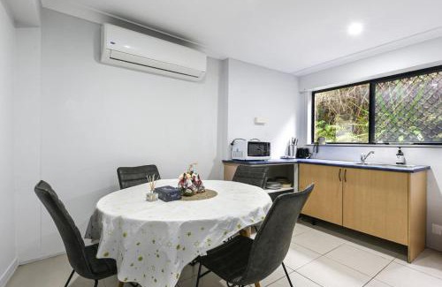 Springwood Casa | Spacious 5BR Retreat with Balcony Near Hotspots