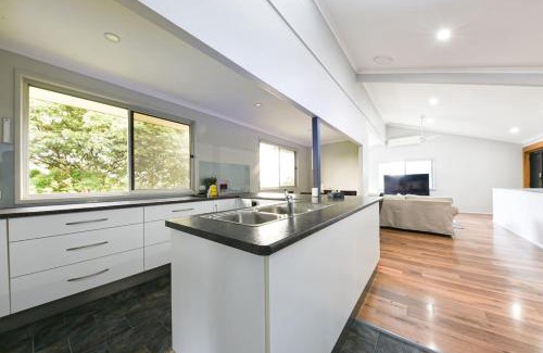 Springwood Casa | Spacious 5BR Retreat with Balcony Near Hotspots