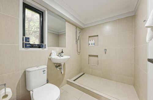 Springwood Casa | Spacious 5BR Retreat with Balcony Near Hotspots