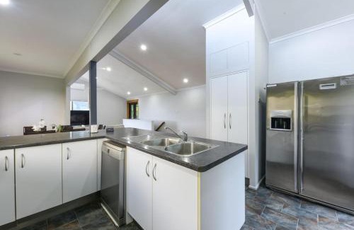 Springwood Casa | Spacious 5BR Retreat with Balcony Near Hotspots