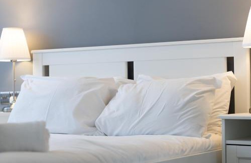 Peterborough Casa | Spacious 5BR, Sleeps 10 Guests in City Centre