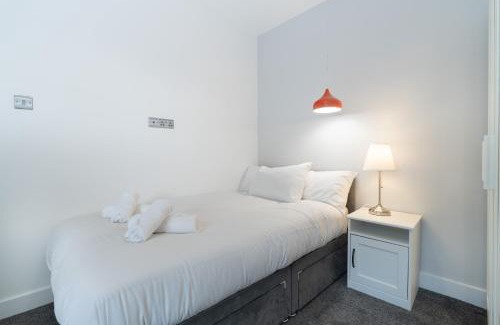 Peterborough Casa | Spacious 5BR, Sleeps 10 Guests in City Centre