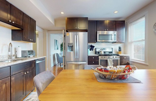 North Cambridge Apartamento | Gran 4/5 dormitorios, 2 baños cerca de Harvard, MIT, Tufts, cerca de la línea roja, C / A