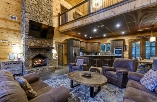 Hochatown Cabina | Spacious 5BR w/Pond + Hot Tub | Games + Sleeps 19
