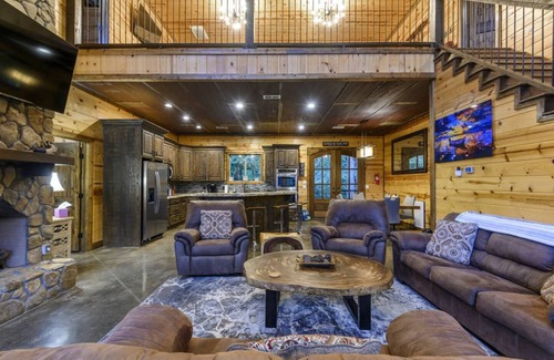 Hochatown Cabina | Spacious 5BR w/Pond + Hot Tub | Games + Sleeps 19