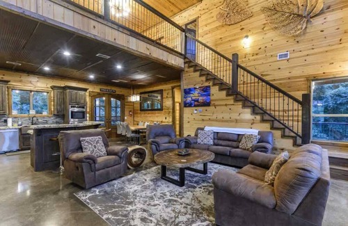 Hochatown Cabina | Spacious 5BR w/Pond + Hot Tub | Games + Sleeps 19